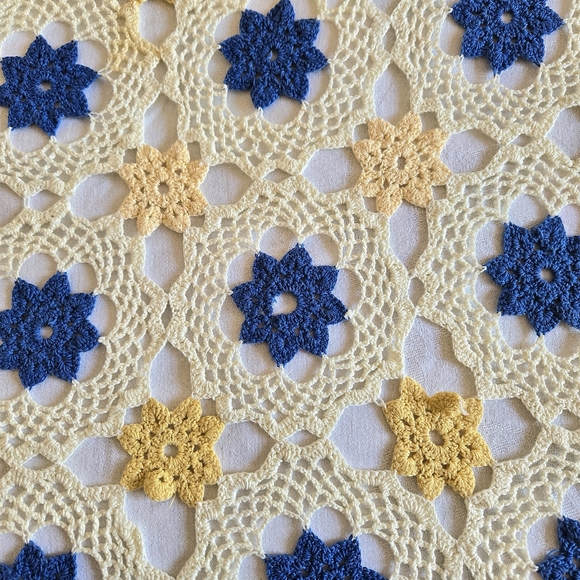 Vintage Hand-Crocheted Tablecloth Off-White Blue & Yellow Country Cottagecore - Picture 4 of 6